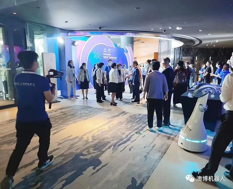 小藍帽機器人