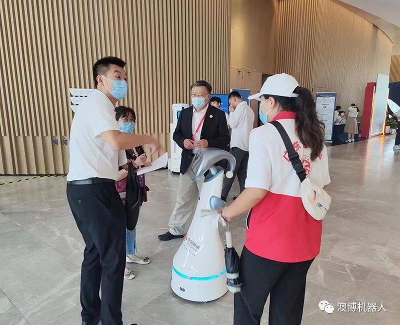 小藍帽迎賓機器人