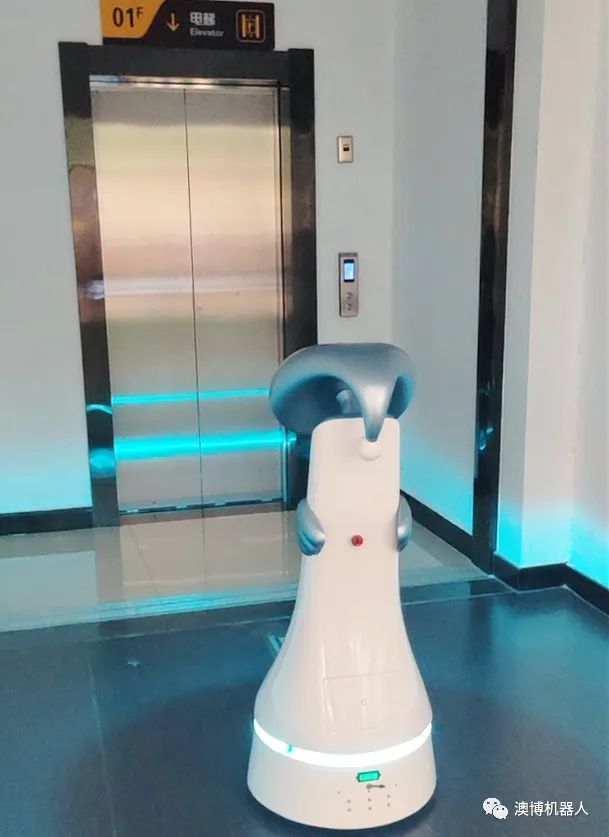 可上電梯的博物館機器人